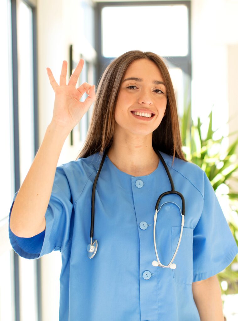 Un employé cu corps médical content après l'expérience dans la capsule de repos Recharjme